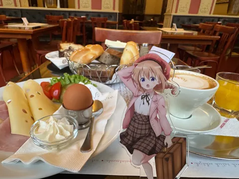 朝食テーブルのサプライズゲスト