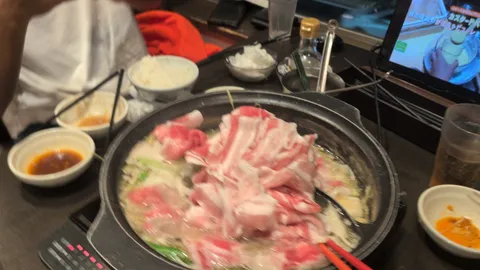 湯気と豚の山盛り