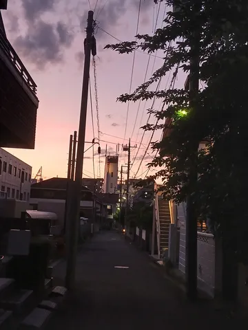 夕暮れに染まる路地の空