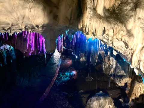 色彩が落ち着く洞窟の光景