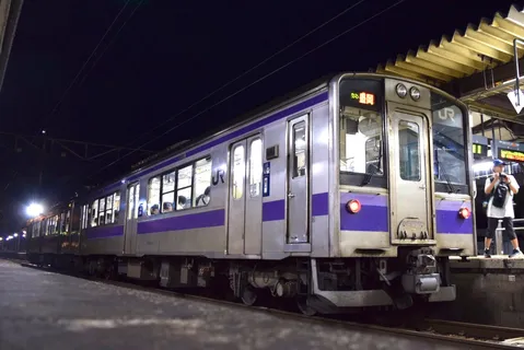 夜のホームに差し込む光