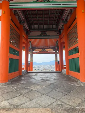 朱色の回廊、遠くの街並み