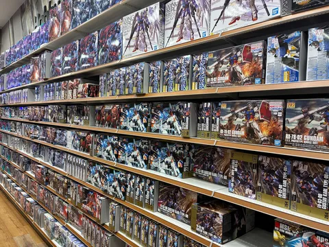 棚一面のガンダム箱景