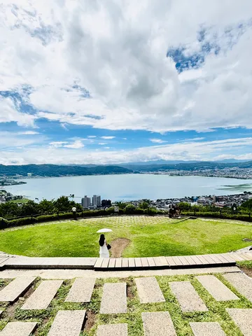 雲が主役の湖畔ビュー