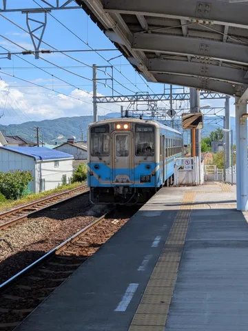 ローカル線の日常、静かな駅の風景