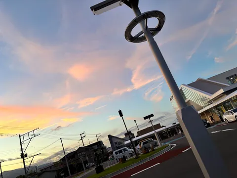 夕暮れにそびえる謎の輪っか