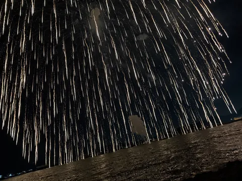 線香花火のような光の雨