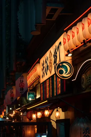 夜の商店街の灯りと影