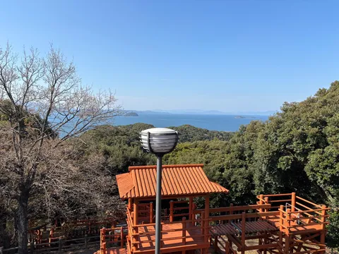 木製テラスと青い海のパノラマ