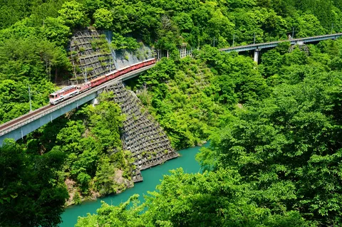 エメラルドの渓谷と鉄路