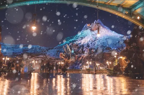 雪化粧の幻想的な夜景
