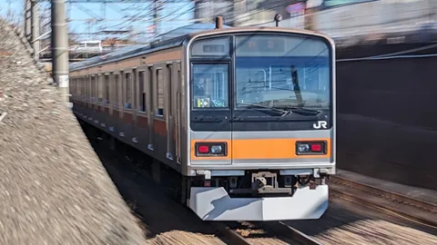 疾走する列車のオレンジライン