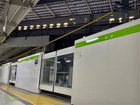 駅の静寂、旅の予感