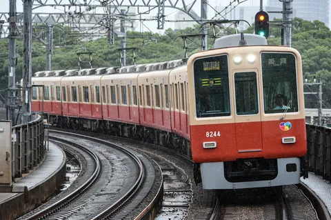 雨のカーブを駆ける列車
