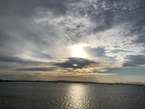 雲間から覗く光の海
