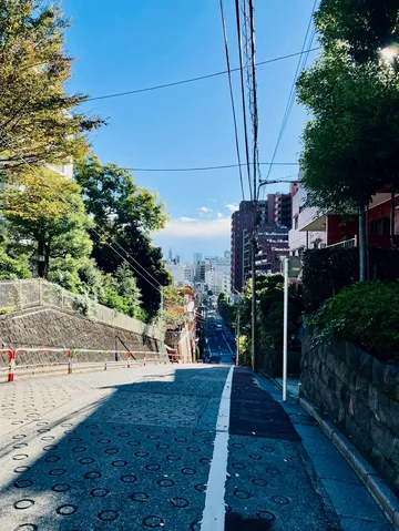 坂道が続く、青空と街並み