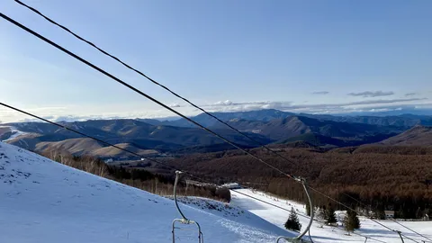 雪山の静寂、空を渡る線