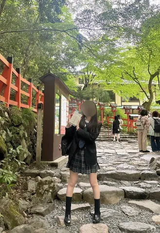 緑に包まれる古都の小道
