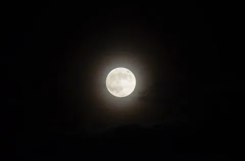 漆黒に浮かぶ月明かり