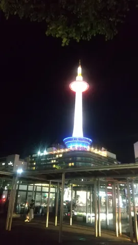 夜の街に浮かぶ光の塔