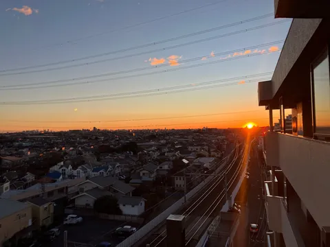 夕暮れ、高架線と街並みのコントラスト