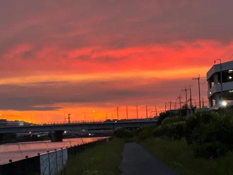 燃える空と都会の静けさ