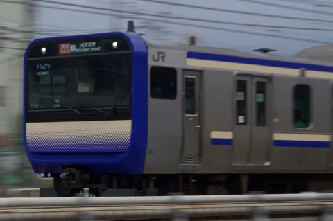 疾走する青い特急列車