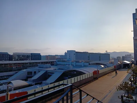 都会に溶け込む鉄道の風景