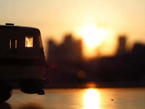 夕暮れの汽車と水面の光