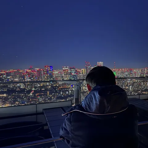 煌めく夜景と静かな時間