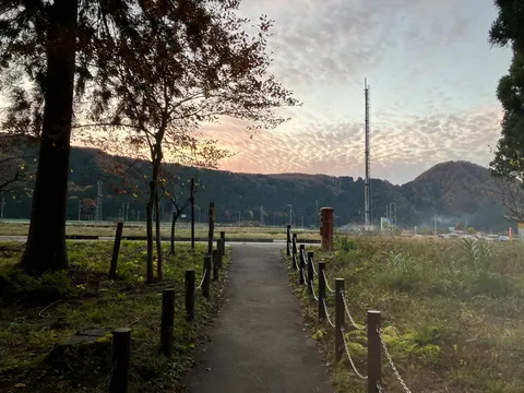 夕暮れの小径と風景の囁き