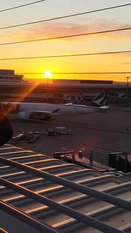 夕焼けと飛行機、旅立ちの予感