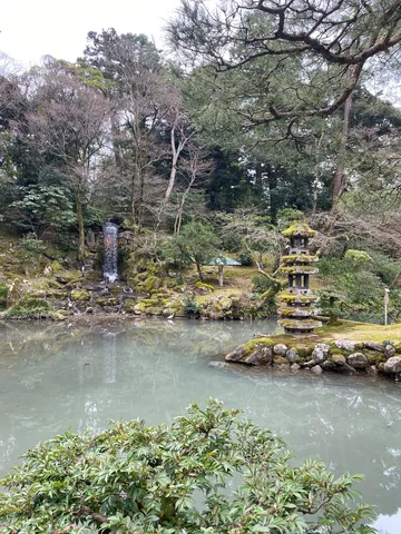 静寂の庭園、滝と灯籠の調和