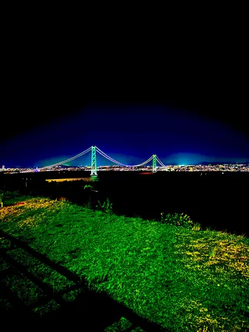 夜空に架かる光の橋