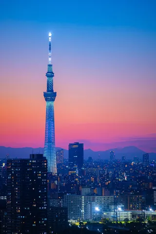 夕焼けに立つ光の塔