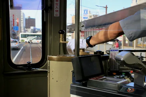 運転席から見つめる街路