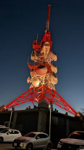 夜空にそびえる光の塔
