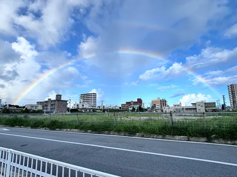 都会の空に架かる希望の架け橋