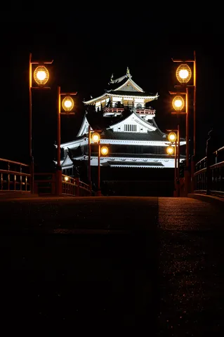 闇夜に浮かぶ、古城への誘い