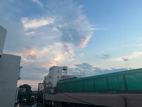 都会に浮かぶ、淡い空のグラデーション