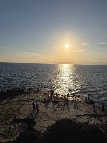 夕陽と海の静かな影絵
