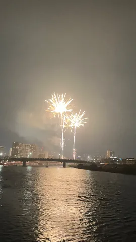 水面に映る花火の輝き