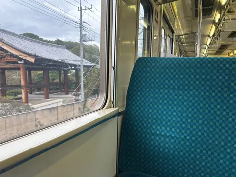 窓辺に映る旅の影