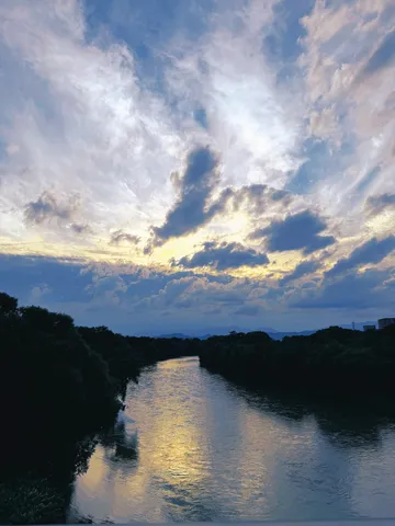夕暮れの川面、空のキャンバス