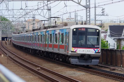 未来へ走る、カラフルな列車
