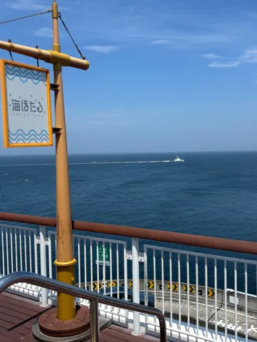 青い海と信号標、船の航跡