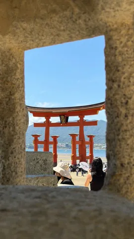 鳥居越しの青空と人影