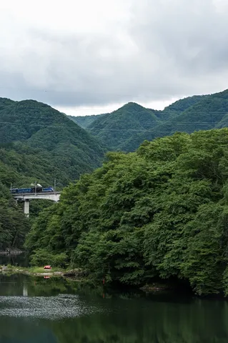 緑深き谷を渡る青い列車