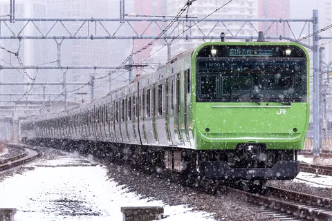 粉雪舞う線路の疾走