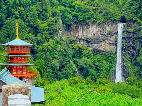 緑と滝の間に佇む彩り祈祷塔